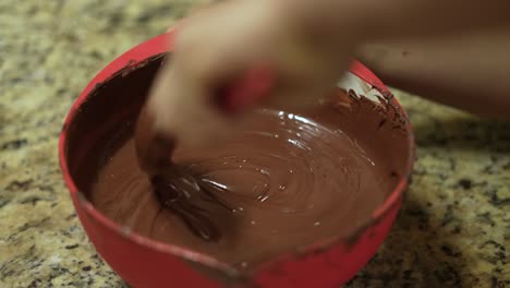 Schale-Mit-Geschmolzenem-Schokoladenkonditor-In-Hochwertiger-Handarbeit-Zubereiten
