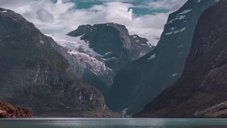 Ein-Herrlicher-Blick-Auf-Den-Kjenndal-gletscher-über-Dem-Loenvatnet-see