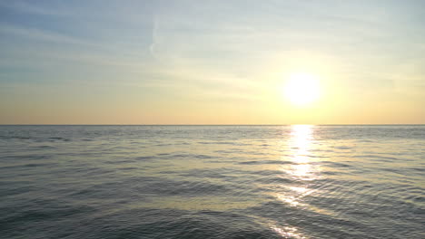 Goldene-Stunde-Sonnenlicht-über-Dem-Horizont-Des-Tropischen-Meeres