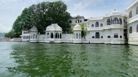 Rajput-Architektur-Des-Jagmadir-Inselpalastes-Im-See