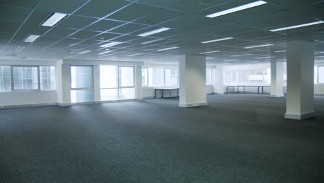 Leere-Gewerbliche-Büroräume-Ohne-Schreibtische-Und-Teppichboden