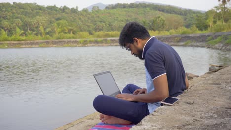 Fernarbeit-Vom-Laptop-Standort-Lake-Side-India-New-Normal