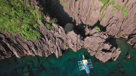 Pull-Out-Aerial-Reveal-Shot-Of-Limestone-Rock-Formations-In-A-Beautiful-Island-In-Palawan,-Philippines