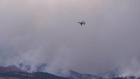 Avión-Bombardero-De-Agua-Sobrevolando-El-Incendio-De-Calwood-En-El-Norte-De-Colorado---10
