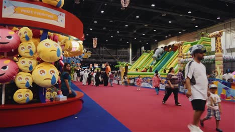 Bewegungszeitraffer-Von-Erwachsenen-Und-Kindern,-Die-Freizeit-Mit-Ihren-Familien-Auf-Dem-Jahrmarkt-In-Dubai,-Vereinigte-Arabische-Emirate,-Verbringen