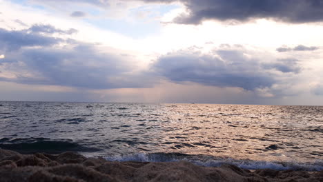 Sea-waves-and-rainy-clouds-on-the-horizon
