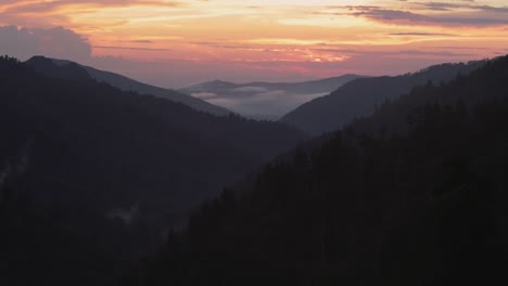 Nahaufnahme-Der-Rauchigen-Bergkette-Bei-Sonnenuntergang