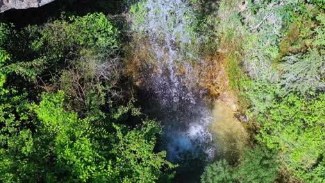 Antenne-Oben-über-Dem-Schuss-Eines-Malerischen-Wasserfalls-In-Slowenien