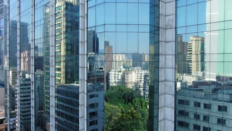 El-Horizonte-De-Hong-Kong-Se-Refleja-En-Paneles-De-Vidrio-De-Mega-Edificios-Residenciales,-Vista-Aérea