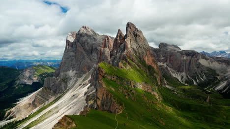 Seceda-Berg-Dramatische-Gipfel-Erheben-Sich-In-Italien-Dolomiten