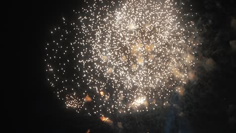 Feuerwerk-Am-Himmel-Während-Der-Feier---Nächtliche-Zeitlupe