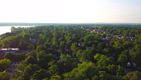 Wunderschöne-Luftaufnahme-Am-Frühen-Morgen-über-Der-Malerischen-Kleinstadt-Niagara-on-the-Lake,-Ontario