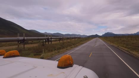 Blick-Von-Oben-Auf-Die-Kabine-Eines-Wohnmobils,-Das-Auf-Dem-Dalton-Highway-In-Der-Nähe-Der-Alaska-Pipeline-Fährt