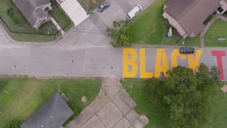Vogelperspektive-Eines-Großen-&quot;Black-Towns-Matter&quot;-Schildes,-Das-Auf-Der-Straße-Im-Historischen-Independence-Heights-District-Von-Houston-Gemalt-Wurde