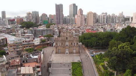 Reversing-tilt-reveal-aerial-shot-of-famous-Ruins-of-Saint-Paul's,-Macau