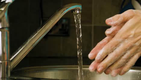 Seifenhände-Waschen-Und-Mit-Wasser-In-Einer-Heimischen-Küchenspüle-In-Zeitlupe-Spülen