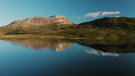 Hermoso-Paisaje-Montañoso-Reflejado-En-El-Lago-Vavatnet-En-Noruega---Toma-Aérea
