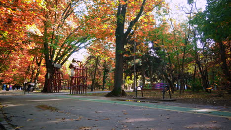 Herbstszenen-Zeitraffer-Im-Park,-Herastrau-Park,-Bukarest-Rumänien
