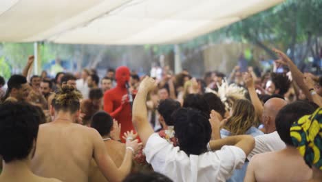 Gente-Bailando-En-El-Festival-De-Musica