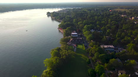 Luftaufnahme-Des-Malerischen-Niagara-on-the-lake-Am-Ufer-Des-Ontariosees