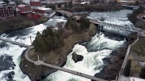 Upper-Spokane-Falls-Of-The-Spokane-River-Flowing-By-Canada-Island-At-CBD-In-Downtown-Spokane,-Washington