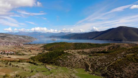 Lago-De-Prespa-En-Medio-De-Un-Hermoso-Paisaje-Montañoso-En-El-Día-Nublado-De-Otoño