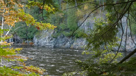 Wenn-Man-Außerhalb-Der-Herbstwälder-Späht,-Entdeckt-Man-Eine-Wunderschöne,-Dramatische-Klippe-Am-Fluss