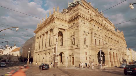 Cruce,-Tranvía-Y-Tráfico-Frente-Al-Teatro-Nacional-En-Praga,-Tiro-Panorámico-De-Gran-Angular