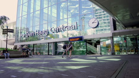 Descripción-General-De-La-Entrada-Lateral-En-La-Estación-Central-De-La-Haya-En-Los-Países-Bajos