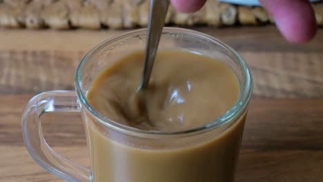 Rühren-Einer-Tasse-Instant-Kaffee-In-Nahaufnahme