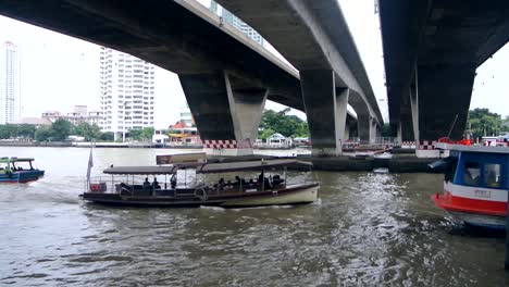 Thailändisches-Flussboot,-Das-Unter-Brücke-Im-Zentrum-Von-Bangkok-Fährt