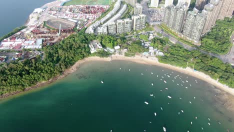 Luftaufnahme-Von-Hong-Kong-Wu-Kai-Sha-Gebiet-Mit-Modernem-Wohngebäudekomplex-Und-Offener-Bucht