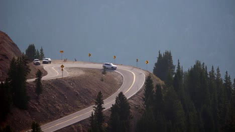 Cars-driving-through-the-Independence-Pass-in-Colorado