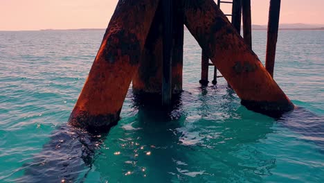 Kreisansicht-Der-Offshore-Ölplattform-Oder-Der-Pylonen-Der-Bohrinsel-Im-Offenen-Meer