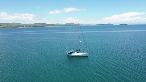 Rotierende-Luftaufnahme-Eines-Segelbootes-In-Einem-Blauen-Ozean-Vor-Der-Küste-Von-Madagaskar
