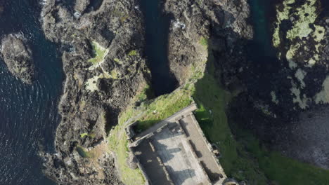 Dunluce-Castle-An-Der-Zerklüfteten-Irischen-Küste