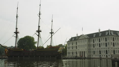 Réplica-Del-Barco-Amsterdam-Amarrado-Fuera-Del-Museo-Marítimo-Nacional-En-Amsterdam,-Países-Bajos---Plano-Completo