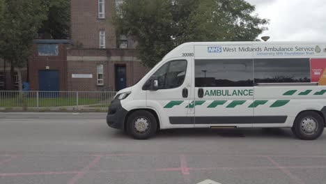 Merseyside-Weißer-Krankenwagen,-Der-Am-Warrington-Krankenhaus-Ankommt,-Zeitlupenverfolgung