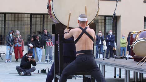 Mann-Mit-Stirnband,-Der-Während-Einer-öffentlichen-Veranstaltung-Im-Freien-Vertikale-Trommel-Japanischer-Musiktradition-Spielt
