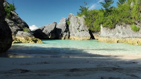 Una-Agradable-Sombra-Y-Tranquilas-Aguas-Azules-En-Jobson&#39;s-Cove,-Bermudas