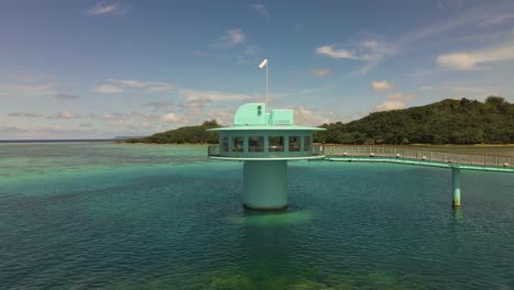 Drohnenaufnahmen,-Die-Das-Fischaugenobservatorium-Auf-Der-Insel-Guam-Umkreisen