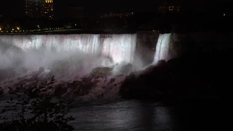 Niagara-Falls-Wasserfall-Bei-Nacht-In-Weiß-Beleuchtet