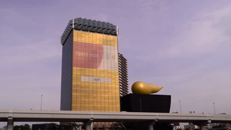 Blick-Auf-Die-Sumida-Riverside-Hall-Mit-Tokio-2020-Werbeschild-Gesperrt