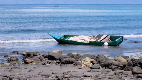 Ein-Traditionelles-Fischerboot,-Das-Im-Kanu-Treibt