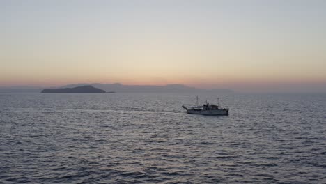 Antenne---Großes-Touristisches-Boot,-Das-In-Chania-Griechenland-Kreuzt