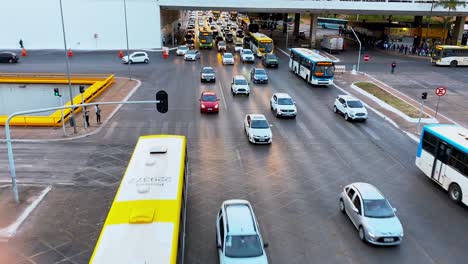 Tráfico-Denso-Conduciendo-Por-Carretera-En-Brasilia-Brasil
