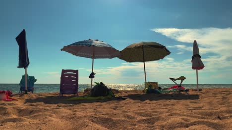 Escena-De-Playa-De-Verano-Para-El-Concepto-De-Vacaciones-Con-Sol