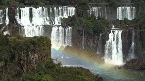 Majestuosas-Cataratas-Del-Iguazú-Y-Arcoíris-Sobre-El-Cañón-Estático