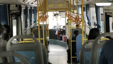 Dentro-Del-Autobús-Local-Sucio-En-Bangkok