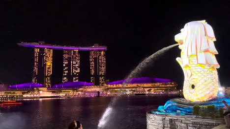 Singapore-Merlion-Fountain-In-Cityscape-Illuminated-At-Night